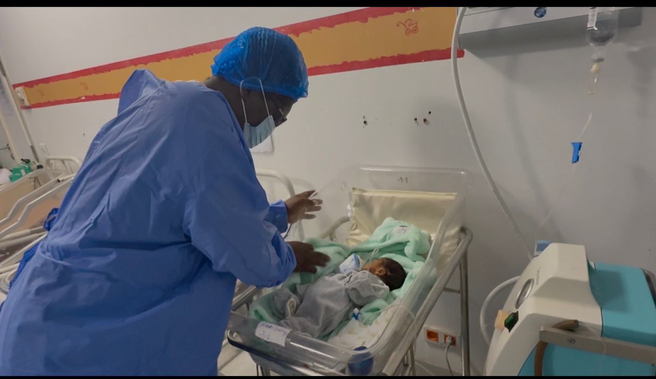 Naissance de quadruplés à Owendo : Une visite ministérielle au cœur de l’urgence sociale