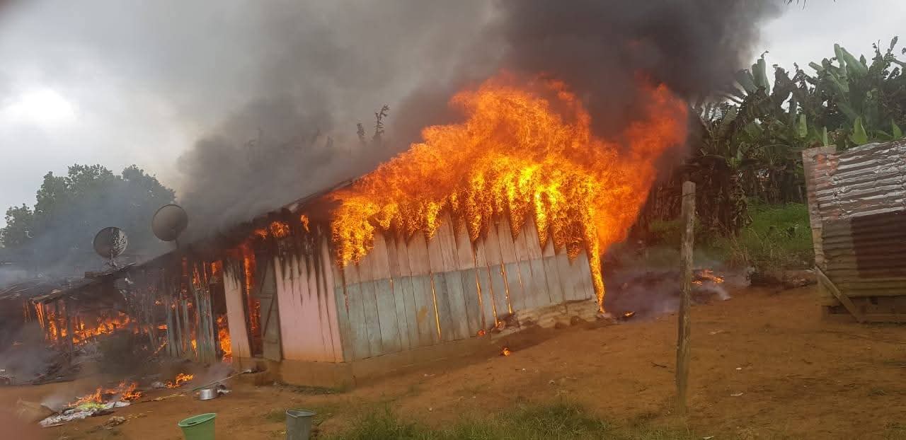 Lébamba : Un violent incendie réduit deux habitations en cendres et plonge plusieurs familles dans la détresse