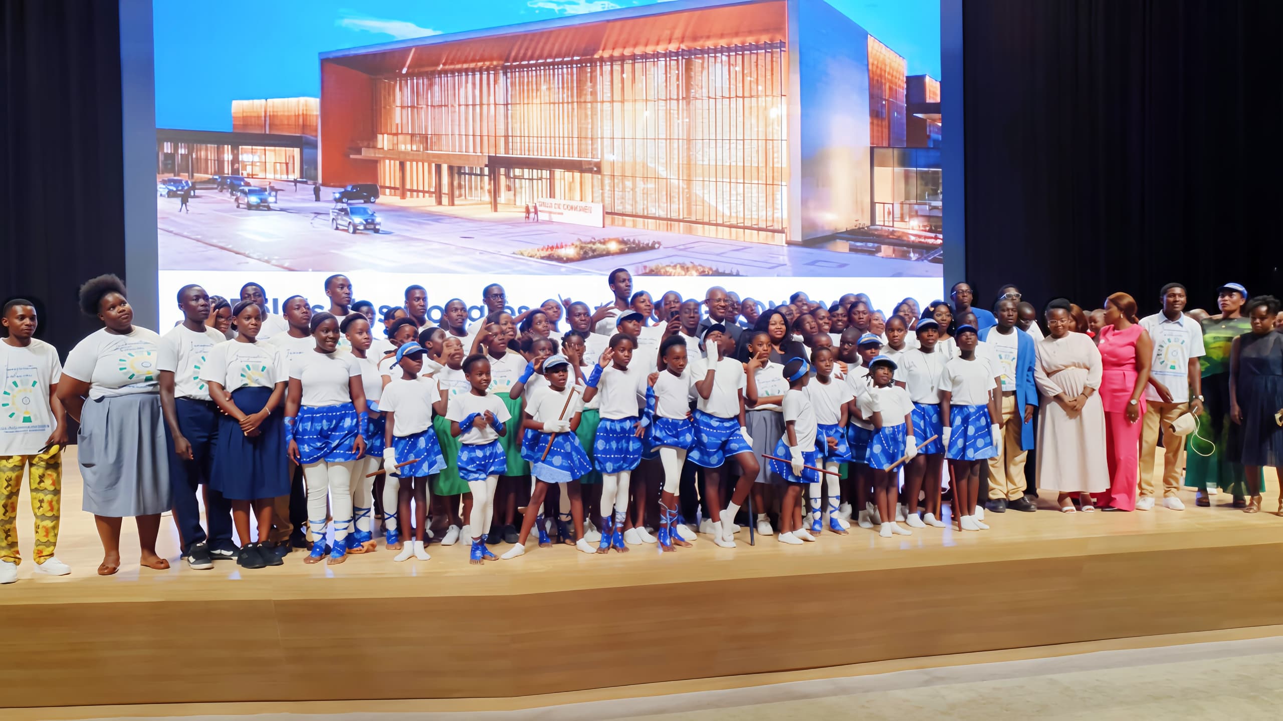 Libreville : les élèves émerveillés par le Palais des Congrès Omar Bongo Ondimba