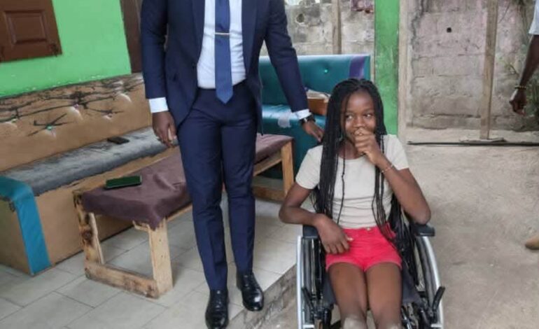 Solidarité : Une lauréate du CEP reçoit un fauteuil roulant adapté
