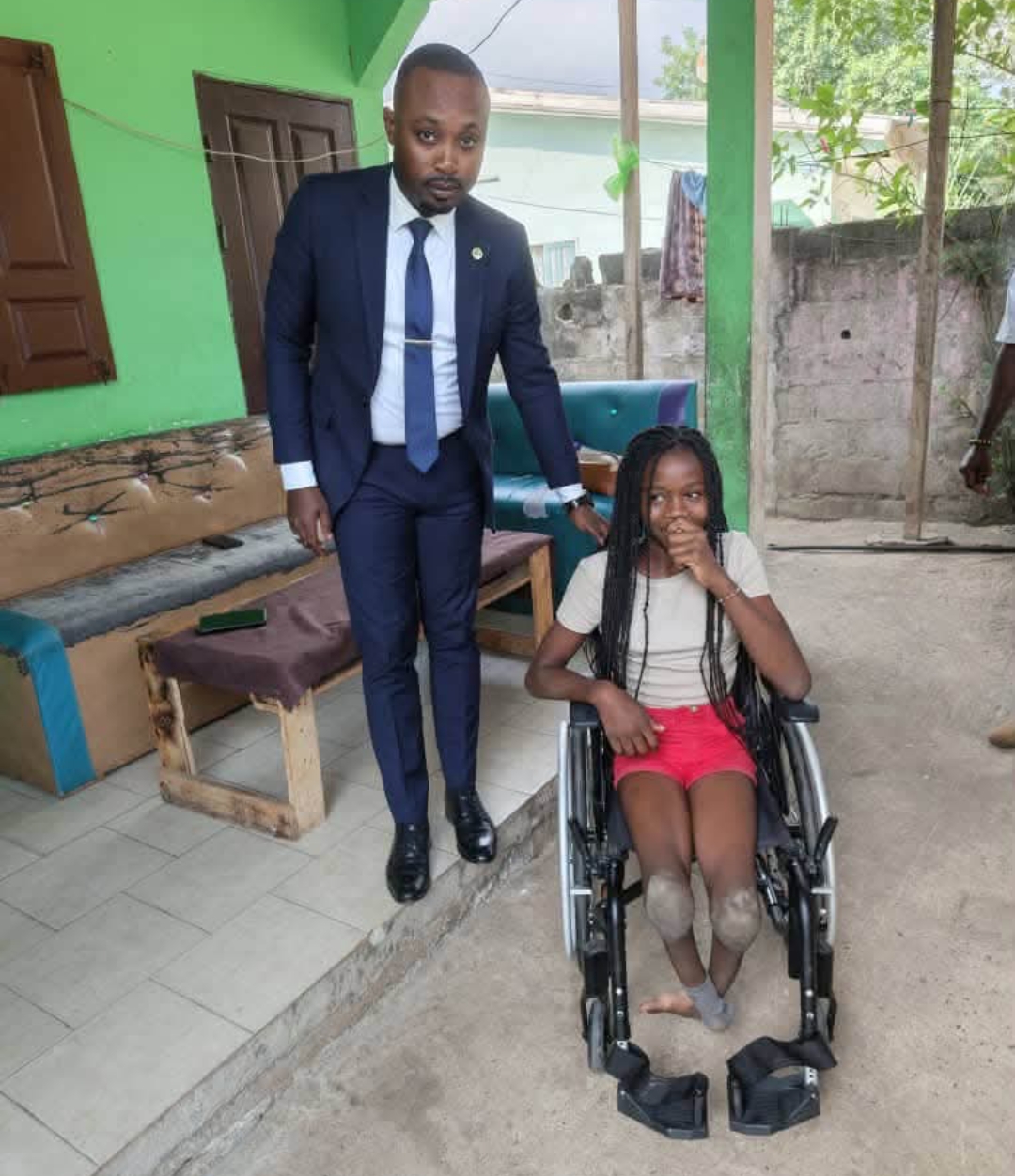 Solidarité : Une lauréate du CEP reçoit un fauteuil roulant adapté