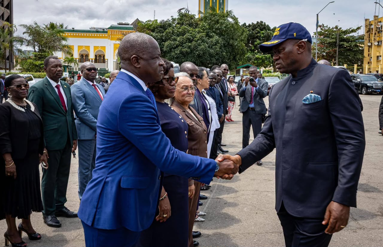 Enseignement technique et professionnel : Oligui Nguema dote les structures de 19 pick-up