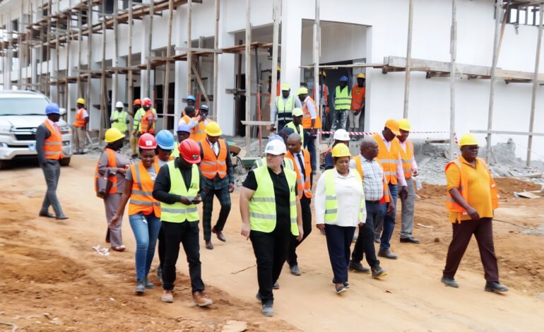 Education /PISE  – Phase 2 : De Bizango Rail à Bikélé, Camélia Ntoutoume Leclercq visite  les chantier  des établissements
