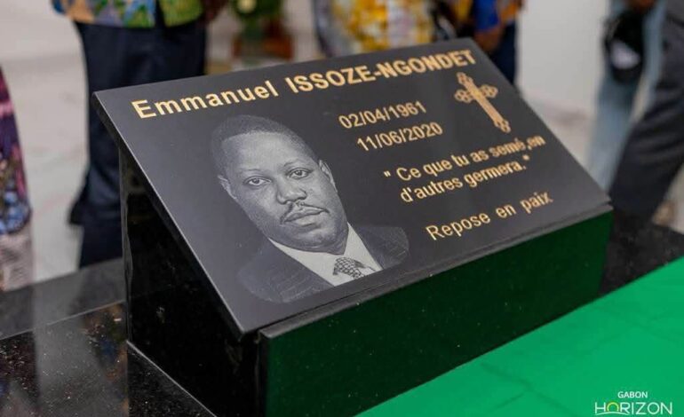 Makokou : Oligui Nguema rend hommage à Issoze Ngondet