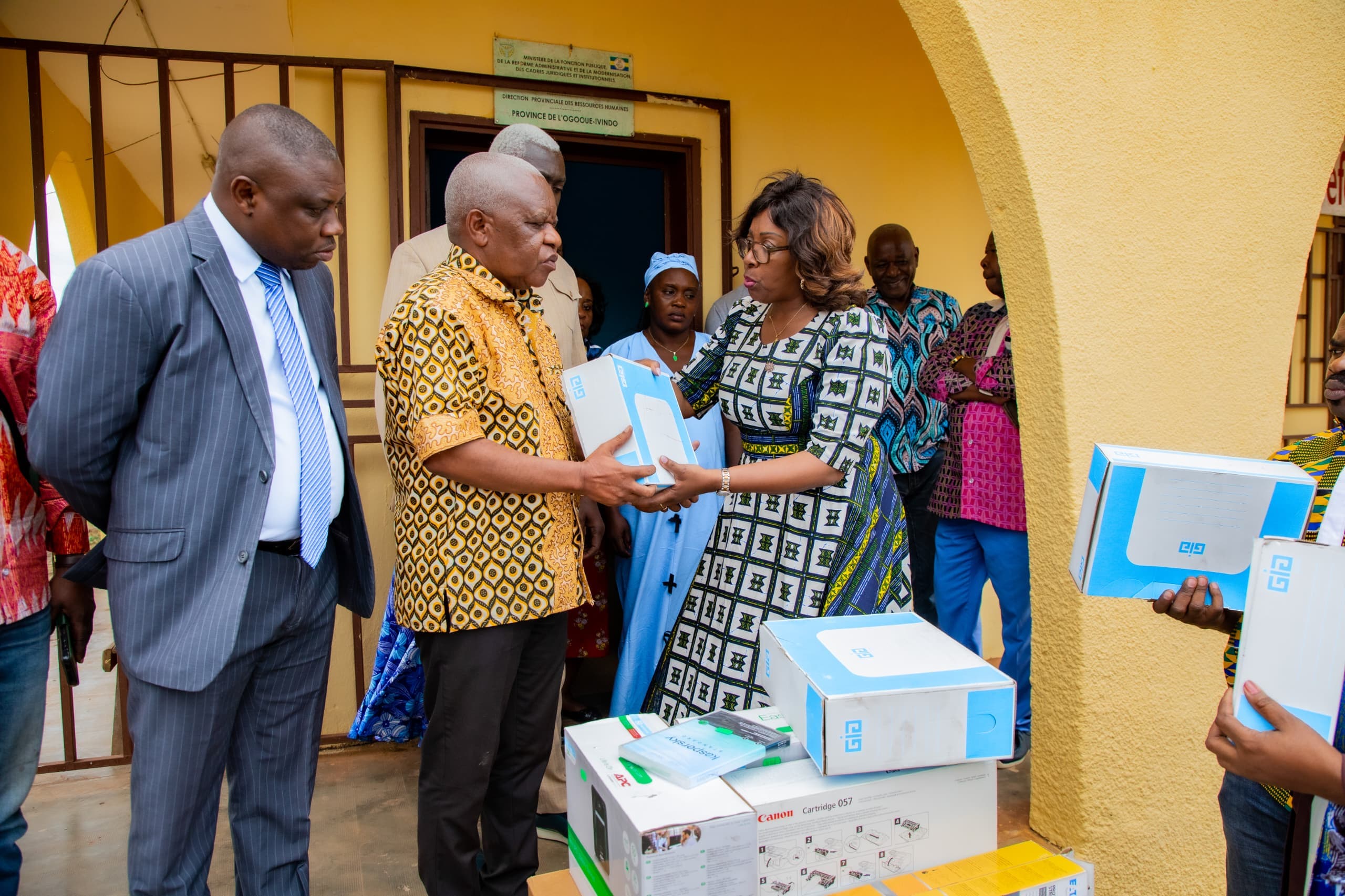 FONCTION PUBLIQUE : Laurence Ndong dote la DPRH de matériel et signe des actes d’avancement