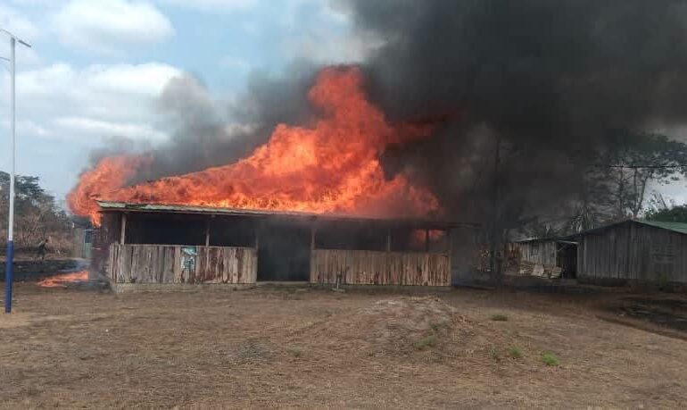 MBENGUI : UN FEU D’HERBES SÈCHES RAVAGE UNE HABITATION