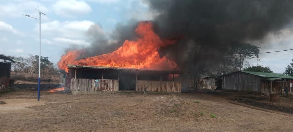 MBENGUI : UN FEU D’HERBES SÈCHES RAVAGE UNE HABITATION