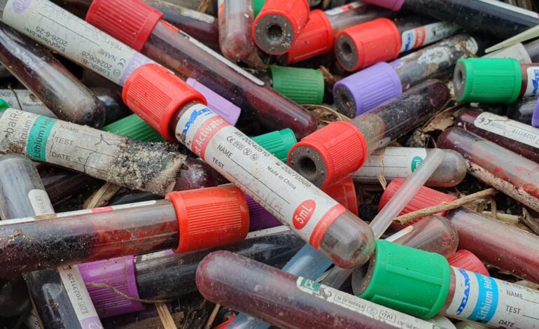 Ntoum : Des tubes de prélèvement sanguin abandonnés en plein air, un danger à quelques pas des élèves