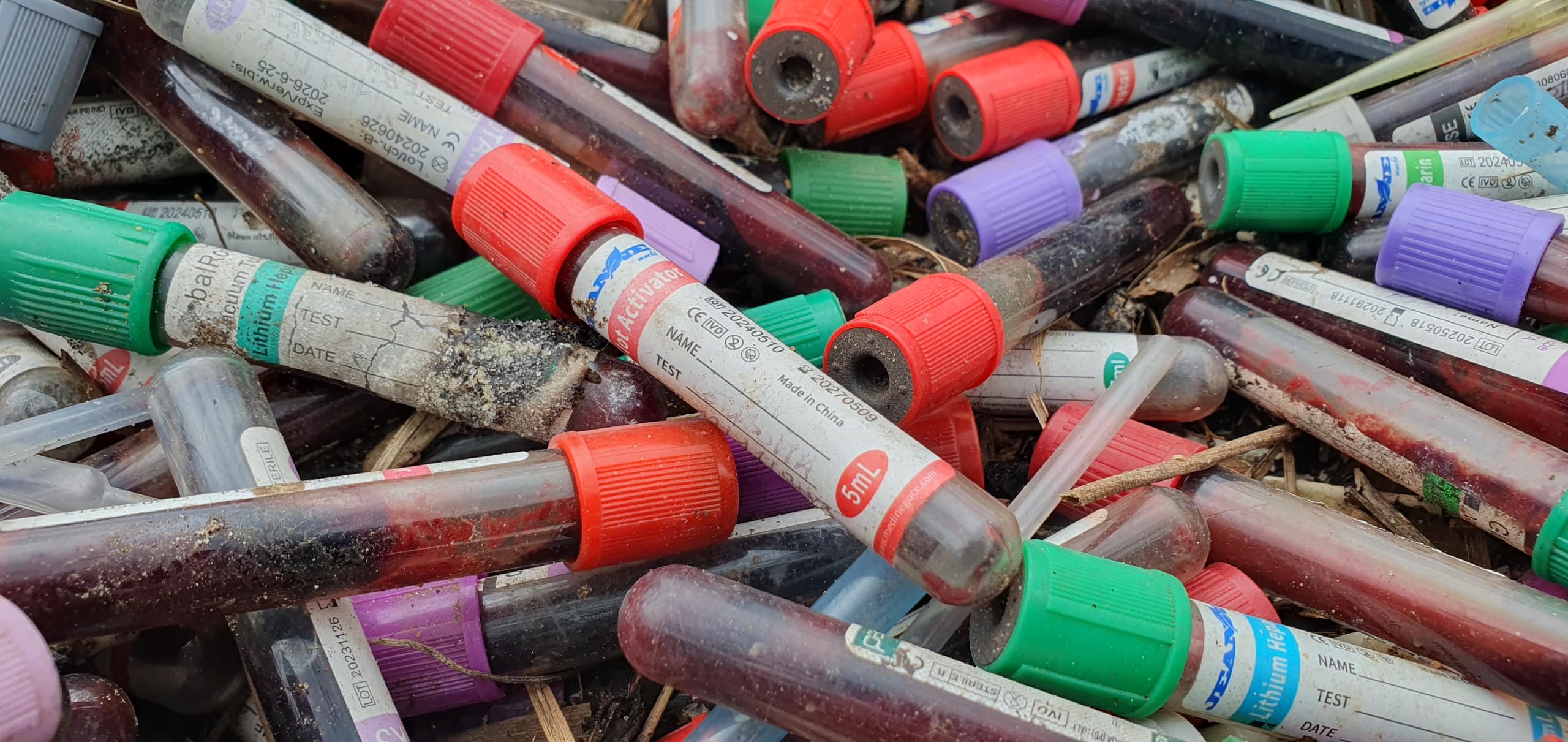 Ntoum : Des tubes de prélèvement sanguin abandonnés en plein air, un danger à quelques pas des élèves
