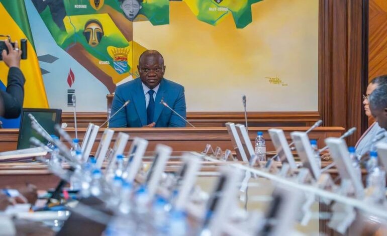 Crise du carburant : Oligui Nguema hausse le ton et exige une nouvelle raffinerie   ​Lors du Conseil des Ministres réuni ce jeudi 08 octobre 2026, le Chef de l&rsquo;État Brice Clotaire Oligui Nguema a fermement recadré son gouvernement face aux files d&rsquo;attente interminables et au mécontentement populaire. Malgré un début de réapprovisionnement marqué par l&rsquo;arrivée de navires à quai le 7 octobre, le Président a qualifié la crise d&rsquo;inacceptable et exigé un suivi rigoureux pour un retour définitif à la normale sur tout le territoire.  ​L&rsquo;impératif d&rsquo;une souveraineté énergétique   ​Refusant de faire des tensions géopolitiques dans le détroit d&rsquo;Ormuz la seule cause de cette pénurie, le Chef de l&rsquo;État a pointé du doigt les faiblesses structurelles du pays. Pour sortir d&rsquo;une gestion au coup par coup et garantir la souveraineté nationale, il a ordonné au gouvernement de présenter sans délai un plan structuré autour de trois axes : ​Modernisation urgente des installations de la SOGARA .Renforcement massif des stocks de sécurité .​Lancement immédiat des études pour la construction d&rsquo;une nouvelle raffinerie.   ​Une subvention de 30 milliards FCFA jugée intenable   ​Ce Conseil des Ministres du 8 octobre 2026 a également été l&rsquo;occasion de dresser un constat alarmant sur le coût du mécanisme de stabilisation des prix du carburant. Alors qu&rsquo;elle coûtait entre 7 et 9 milliards FCFA par mois avant la guerre en Ukraine, la facture s&rsquo;est envolée à 15 milliards, avant d&rsquo;exploser pour atteindre le chiffre record de 30 milliards FCFA pour le mois de septembre 2026. ​Bien que ce système permette au Gabon d&rsquo;afficher les prix les plus bas de la sous-région, le Président a souligné qu&rsquo;il prive l&rsquo;État de ressources indispensables pour les hôpitaux, les écoles et la lutte contre la pauvreté. Une remise en question globale du dispositif, incluant sa suppression progressive, a ainsi été demandée.   ​Traque du marché noir et répression des fraudes   ​Tout en saluant la patience des citoyens face à ces perturbations, le Présidence a dénoncé l&rsquo;émergence d&rsquo;un réseau de revente illicite profitant de la détresse des usagers. Sur instruction présidentielle, le Ministre du Pétrole a déployé en urgence les services de contrôle pour sanctionner les spéculateurs et appliquer fermement l&rsquo;interdiction de vente de carburant dans des récipients non homologués.